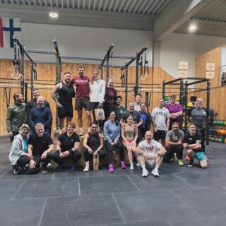 🏆 Kroftlaggl Games 2025 – die Sieger stehen fest! 🏋️‍♀️🔥

Vier Workouts, unzählige Schweißperlen und jede Menge Gaudi – die Kroftlaggl Games 2025 sind geschlagen, und unsere Athlet:innen haben alles gegeben! 💥

🥇 Scaled Women:
1️⃣ Susanna Weißbacher
2️⃣ Bastienne Salkewicz
3️⃣ Andrea Gonzalez Soprano

🥇 Scaled Men:
1️⃣ Andreas Plesner
2️⃣ Roland Knoll
3️⃣ Patrick Pippenbach

🥇 RX Women:
1️⃣ Carmen Krail
2️⃣ Caroline Riedlsberger

🥇 RX Men:
1️⃣ Mathias Blanck
2️⃣ Andreas Kirchmair
3️⃣ Anton Kostenzer

💪 Herzlichen Glückwunsch an alle Gewinner:innen und an jede:n, der/die sich durch die Workouts gekämpft hat – ihr seid alle Teil dieser starken Community!

Ein riesiges Danke an unser Kroftlaggl-Team, die Judges, Helfer:innen und natürlich alle Athlet:innen, die diesen Tag wieder unvergesslich gemacht haben. ❤️

#crossfitkroftlaggl #kroftlagglgames2025 #communitystrong #trainhardhavefun #strongertogether #crossfitaustria #tyrolfitness #boxlife #proudcoach