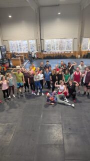 All I Want For Christmas… GAINS 🎄

Workout in Teams of 4

2 × AMRAP 15 Minuten
1 Minute Pause zwischen den AMRAPs

Pair A:
Max Meter auf dem Erg (Switch every 3’)
Pair B:
AMRAP
24 Partner Thrusters (synchron)
12 Weighted Bear Crawl (beide)
25 Single Unders (beide)

#CrossFit #christmaswod #gains #functionalfitness #liftingweights